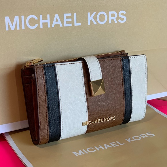 Michael Kors Large Karla Luggage Leather Wallet - Picture 7 of 8